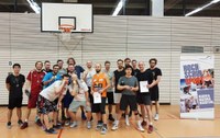 Spannende Spiele begeistern Teilnehmende und Kursleitende beim Semesterabschlussturnier Basketball